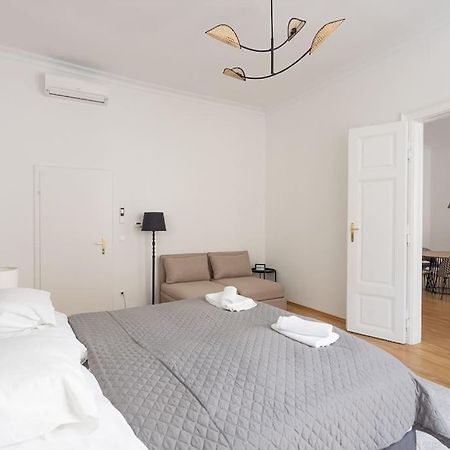 Franz 23 - Typical Viennese Apartment In The Heart Of เวียนนา ภายนอก รูปภาพ