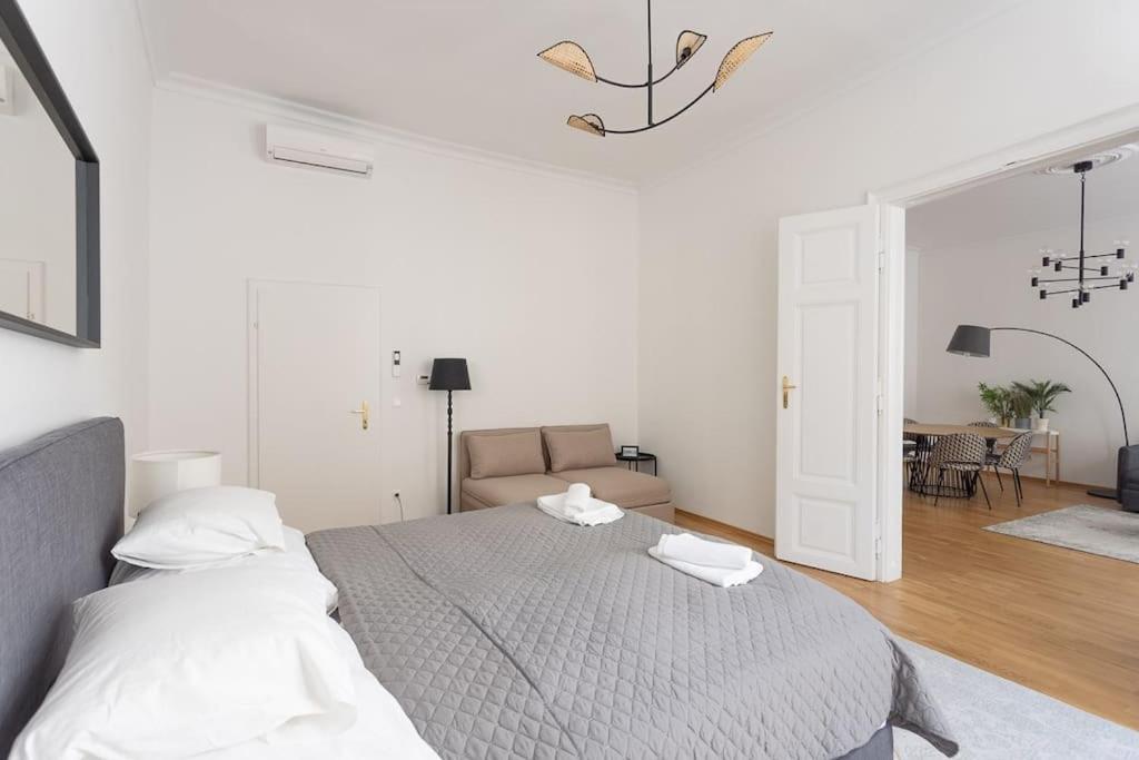 Franz 23 - Typical Viennese Apartment In The Heart Of เวียนนา ภายนอก รูปภาพ