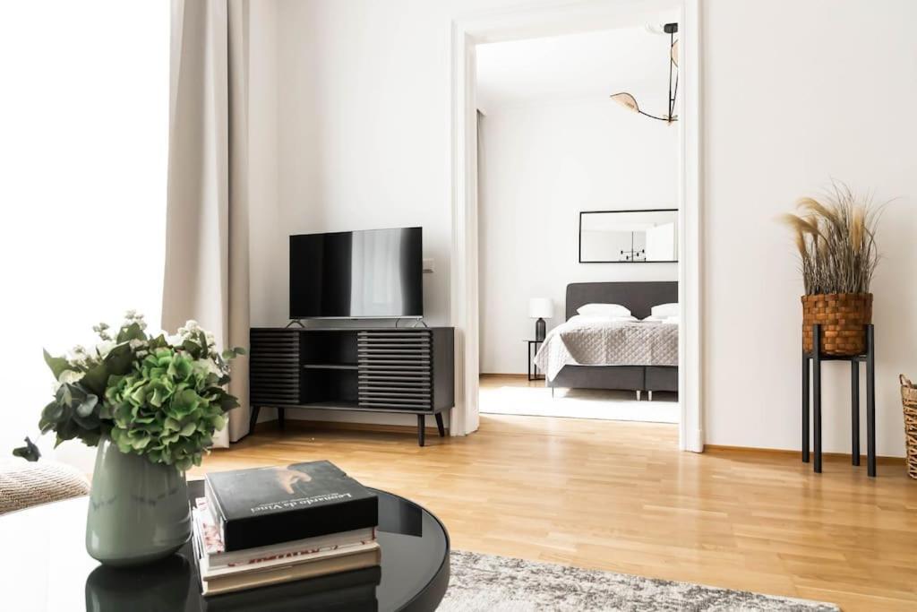 Franz 23 - Typical Viennese Apartment In The Heart Of เวียนนา ภายนอก รูปภาพ